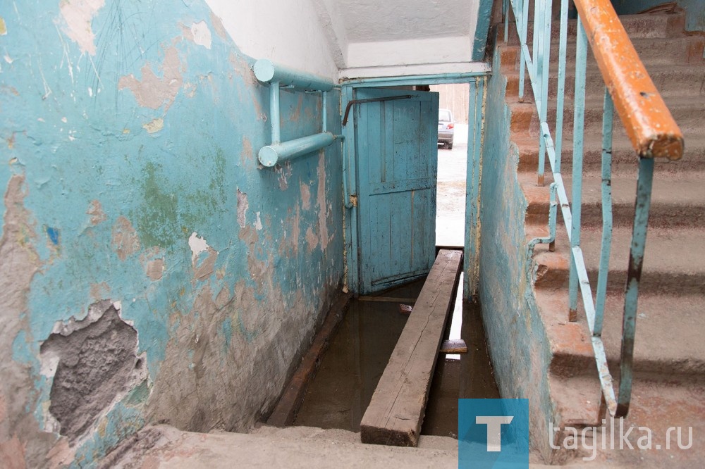 
В доме №140 проблемы и с холодным водоснабжением: из крана течет тонкая струйка. 

О благоустройстве двора и говорить не стоит. Здесь грязь и колдобины, кое-где заложенные кирпичами. Опасно накренились деревянные столбы. На подъездной дороге наружное освещение заменили, а здесь опоры остались старые. К остановке транспорта жильцы сами протаптывают тропинку, об асфальтированной дорожке только мечтают. В школу № 65 ученики идут через поле, тоже в грязи по колено. Сейчас поставили пару фонарей, а раньше по утрам приходилось ходить в абсолютной темноте, родители боялись отпускать детей одних.
  
Татьяна Шарыгина
Фото Сергея Казанцева