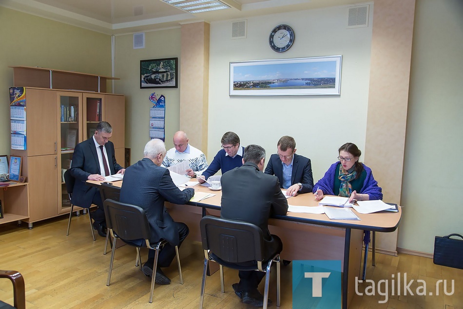Депутаты постоянной комиссии по развитию предпринимательской деятельности, муниципальной собственности, градостроительству и землепользованию горДумы обсудили проблему взаимодействия местных товаропроизводителей и торговых сетей, присутствующих на рынке города.
