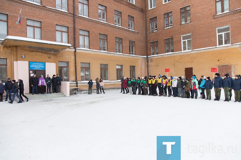 Городские соревнования "Кадетская слава" прошли 1 марта. В них приняли участие около сотни учеников. Каждой команде пришлось пройти по 10 испытаний. Помимо проверок на общую физическую подготовку, кадеты соревновались в метании ножей, сборке-разборке автомата, беге на выносливость в каске и бронежилете.

Ветераны боевых действий в перерывах между испытаниями продемонстрировали кадетам образцы экипировки силовых ведомств России и рассказали истории некоторых из экспонатов, которые использовались солдатами в боевых действиях. 

Мероприятие проведено в рамках проекта «Память сильнее времени», реализуемого с использованием гранта президента Российской Федерации на развитие гражданского общества, предоставленного Фондом президентских грантов.

Антон Исаев
Фото Сергея Казанцева