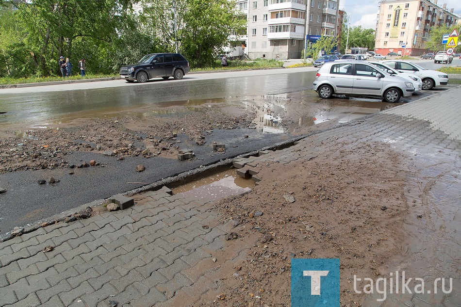 Перекресток Пархоменко и Серова ушел под воду