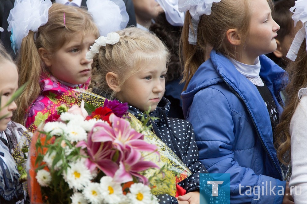 В школе № 65 прошла праздничная линейка