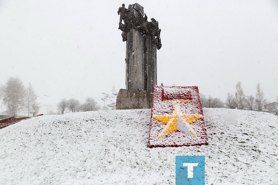 Сегодня в центре города у подножья Лисьей горы, несмотря на снегопад, проходит народное гулянье, посвященное памяти тагильчан-фронтовиков, героев Советского Союза. Это начинание, ставшее еще одной городской традицией, уже второй год организует общественная палата и казачий «Хутор Нижнетагильский».