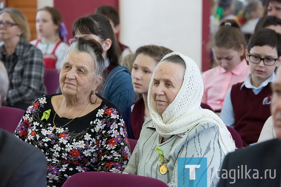 Гимназисты дружат с блокадниками