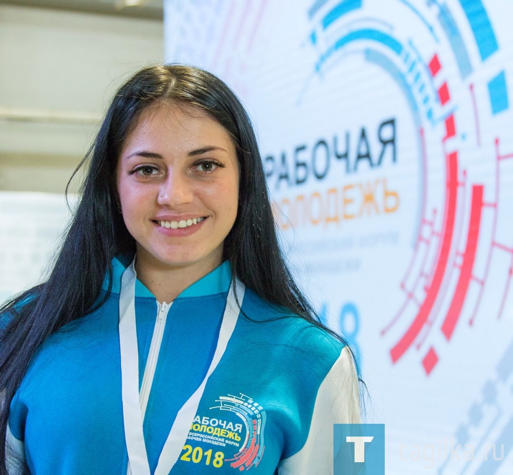 У 23-летней Александры Вахрушевой над рабочим местом висит советский плакат - женщина за производственным станком.

- Девушка, мужчина - для профессии токаря пол значения не имеет, - убеждена она. - Здесь важно другое - точность, воображение, творческий подход, потому что деталь надо представить». 
В одной группе с ней в Нижнетагильском техникуме металлообработки и сервиса были одни девчонки, все они пришли на производство. Сашин участок цеха № 552 - образец гендерного равенства: на нем работают две девушки и двое мужчин.

Саша не только за станком работает. Она - молодежный лидер группы металлургических производств, одной из самых многочисленных на заводе. Самое важное в этой работе - командообразование и умение слышать других, считает девушка. Налаживать контакты и общаться помогает юмор: Саша играет в заводской команде «Дай жару».

В феврале она прошла отбор для участия в VI Всероссийском форуме рабочей молодежи.
- Мне нравится общаться с людьми. А на форум должны были приехать мои ровесники из 50 регионов России - я не могла это пропустить. Программа интересная во всех треках, сложно было выбрать один, и я поучаствовала сразу в нескольких. Учусь на специальности «управление персоналом» в НТГСПИ, и мне было полезно «наставничество» и «профориентация». А как один из лидеров молодежной организации, многое для себя взяла в треке «социальная инициатива», - говорит она.

Через пять лет Саша видит себя менеджером по персоналу - хочет помогать вновь пришедшим на завод сотрудникам определяться с профессией.

Наша беседа с Александрой состоялась до приезда на форум Владимира Путина, но тема женских и неженских профессий внезапно была продолжена во время встречи участников форума с президентом. Одна из участниц спросила президента об отношении к тому, что многие мужчины выбирают женские профессии, и наоборот. Владимир Путин назвал деление профессий по гендерному признаку штампом. «Мой дед был поваром!» - заявил он. По мнению президента, в наше время при выборе профессии важно только, чтобы занятие было по душе. «То, что вчера было очень сложно, физически трудно, сегодня с помощью современной техники и современных знаний становится абсолютно доступным», - отметил глава государства.

VI Всероссийский форум молодежи имел производственную, техническую направленность. Несмотря на это, по данным организаторов, его участниками стало равное количество девушек и молодых людей – примерно по 150.

ФОТО Сергея КАЗАНЦЕВА.
Александра Вахрушева