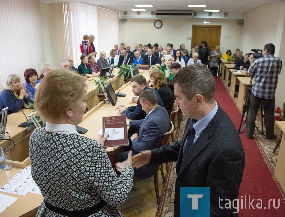 Вручение мандатов депутатам городской Думы города Нижнего Тагила