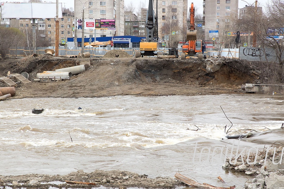 Половодье. Мост по Фрунзе.

- Сразу понимали, что будут
мешать паводок и организация
финансирования. Так и проис-
ходит, - пояснил Сергей Носов.
- Вода затопила три опоры, но
есть возможность пока вести
работы на других. Внесем не-
большие коррективы в план. 