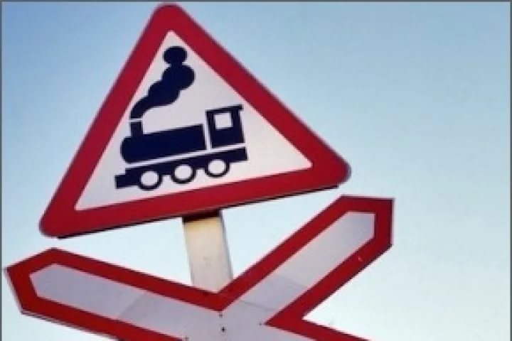 Завтра закроют железнодорожный переезд на Балакинской