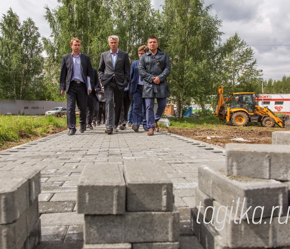 Объезд главой города объектов строительства в Дзержинском районе.