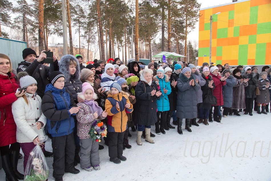 Еще совсем недавно здесь
были сараи, гаражи, огороды.
Сейчас – симпатичный мало-
этажный жилой комплекс с дет-
скими площадками и парков-
ками. «Сказка стала былью»,
- улыбаются новоселы. По сло-
вам директора субподрядной
организации ООО «Стройлоги-
стик» Даниила Гроховского, ра-
боты велись под строгим обще-
ственным контролем, так что во-
просов по качеству возникнуть
не должно.