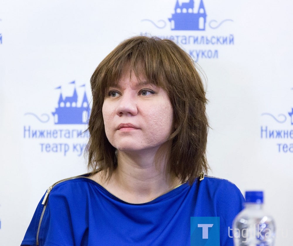 Как отметила директор театра из Москвы Маргарита Модестова, он действительно уникальный и просто обязан выезжать в другие города, чтобы показывать многообразие техник своей работы, делиться опытом. И не удивительно, что заявленные мастер-классы главного художника Виктора Платонова пользуются популярностью как у студентов, так и у опытных художников и актеров. Он дает возможность всем желающим заглянуть по ту сторону экрана в театре теней, совершить путешествие по закулисью.