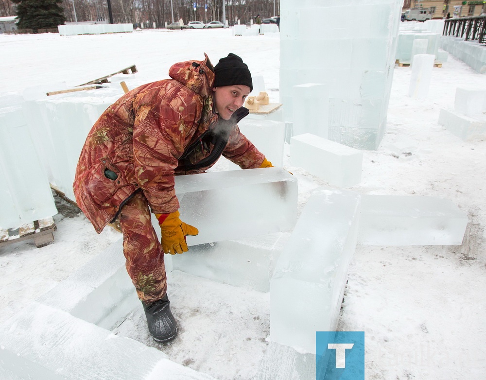 На Театральной площади приступили к строительству снежного городка