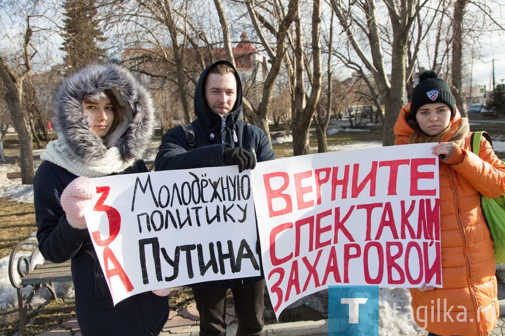 Через 15 минут после начала митинга с плакатами стояли уже десять человек. На листах призывы: «Не лишайте нас Молодежного», «Верните спектакли Захаровой», «Молодежь за Молодежный»…. А среди четырех десятков зрителей были не только журналисты и полицейские, следившие за порядком, но и тагильские писатели, актеры, художники, педагоги, студенты… Да, не 150 человек, как предполагалось изначально. Но это и к лучшему, так как более часа в сквере бушевали страсти. И, возможно, только благодаря тому, что здесь собрались представители культурного сообщества города, дело не дошло до рукопашной. А вот без личных оскорблений в адрес друг друга у враждующих сторон, к сожалению, не обошлось.
