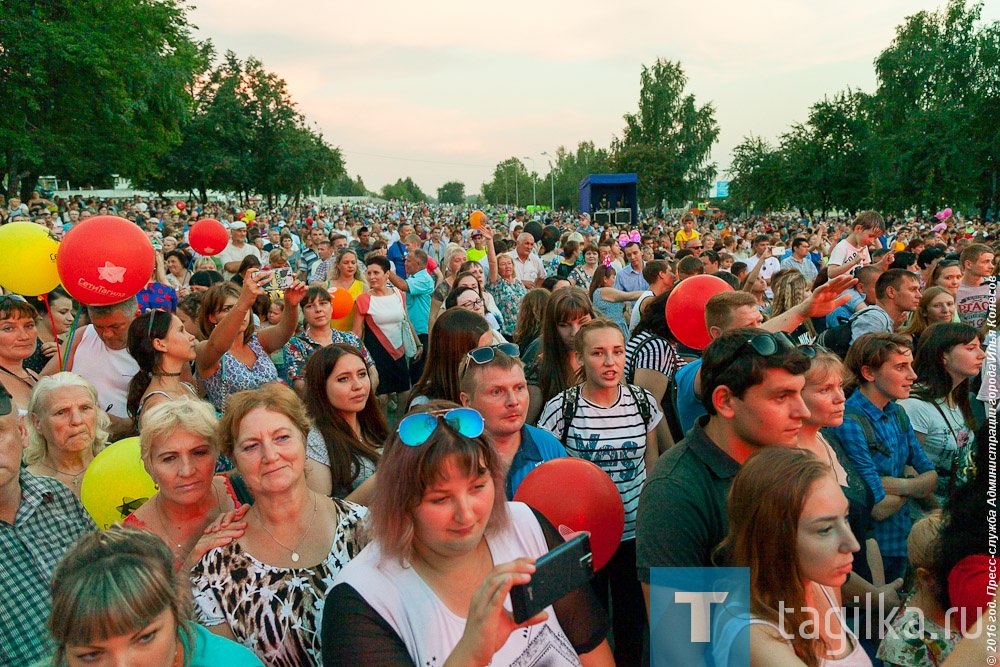 На сцене за КДК «Современ-
ник» с 17.00 и до позднего вече-
ра звучала музыка. Здесь высту-
пали местные таланты и пригла-
шенные исполнители.
