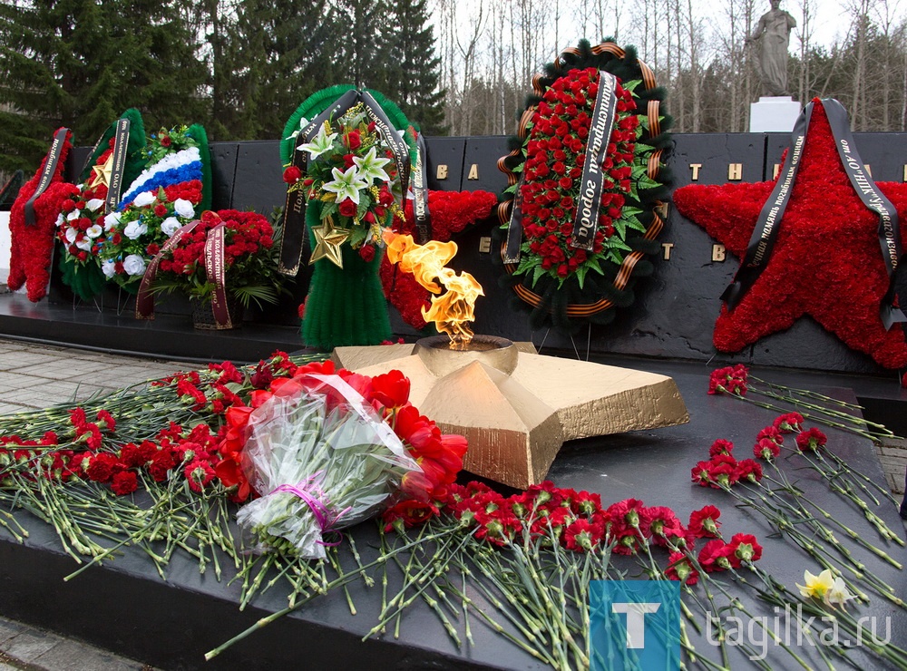 Делегации трудовых коллективов предприятий и организаций города возложили венки и цветы к мемориалу и почтили память ушедших от нас свидетелей военного лихолетья минутой молчания. 

В честь героев Великой Отечественной прогремел оружейный салют. 

Елена Радченко
Фото Сергея Казанцева