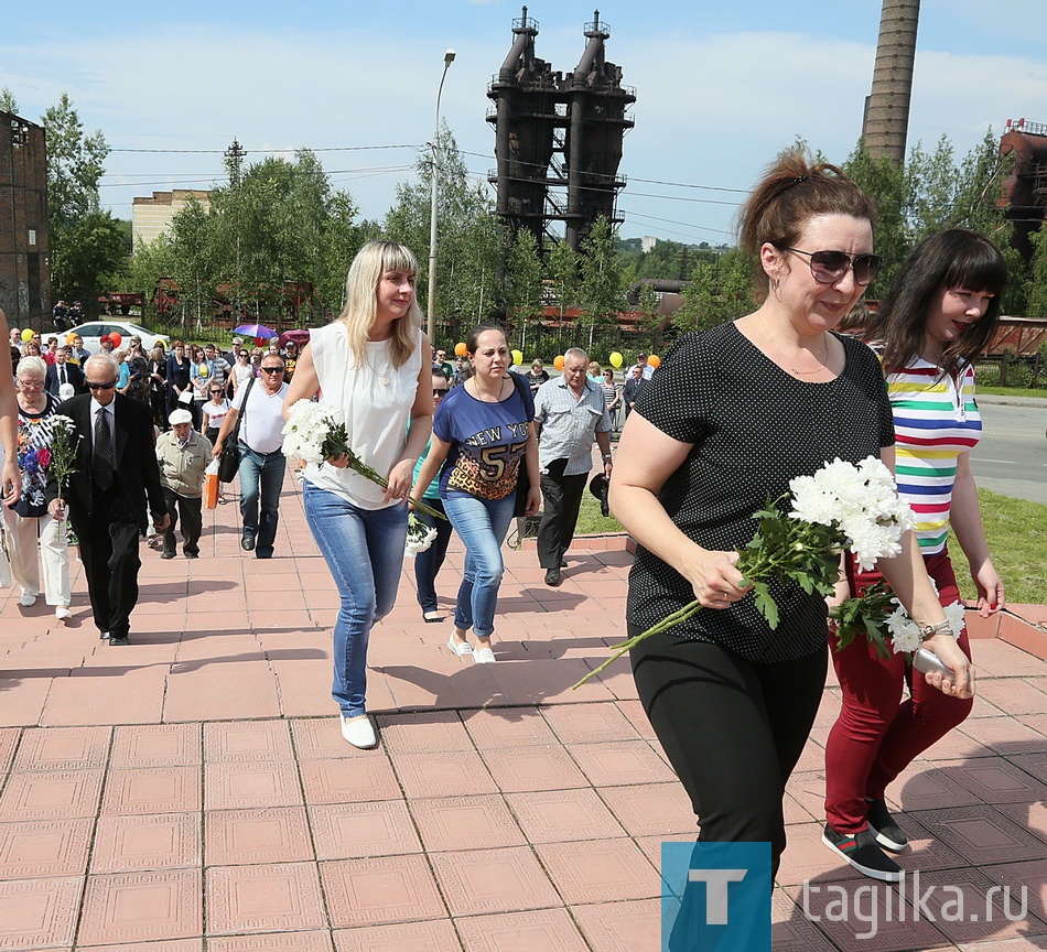 Тагильчане возложили цветы к мемориалу металлургов