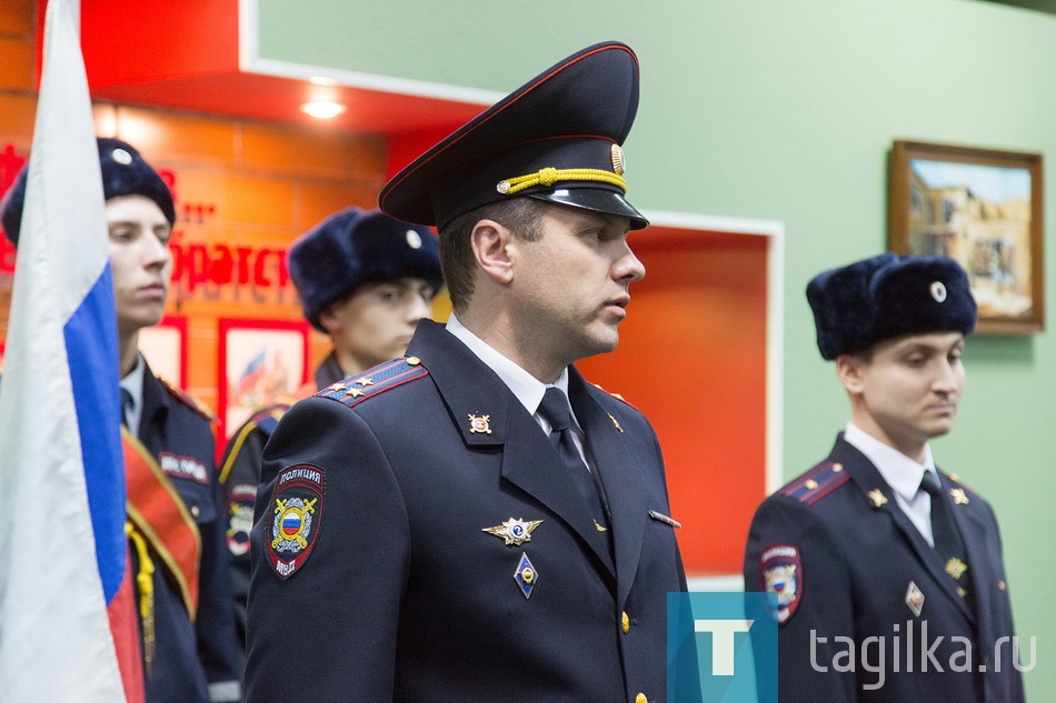 - Стажировка идет шесть месяцев, - отметил начальник Центра профессиональной подготовки при главном управлении МВД России по Свердловской области полковник полиции Сергей Волощук. – Ребята у нас хорошие, отлично разбираются в теории и практике. Девушки нисколько не уступают парням, более того, есть такие, за которыми не каждый молодой человек угонится. 