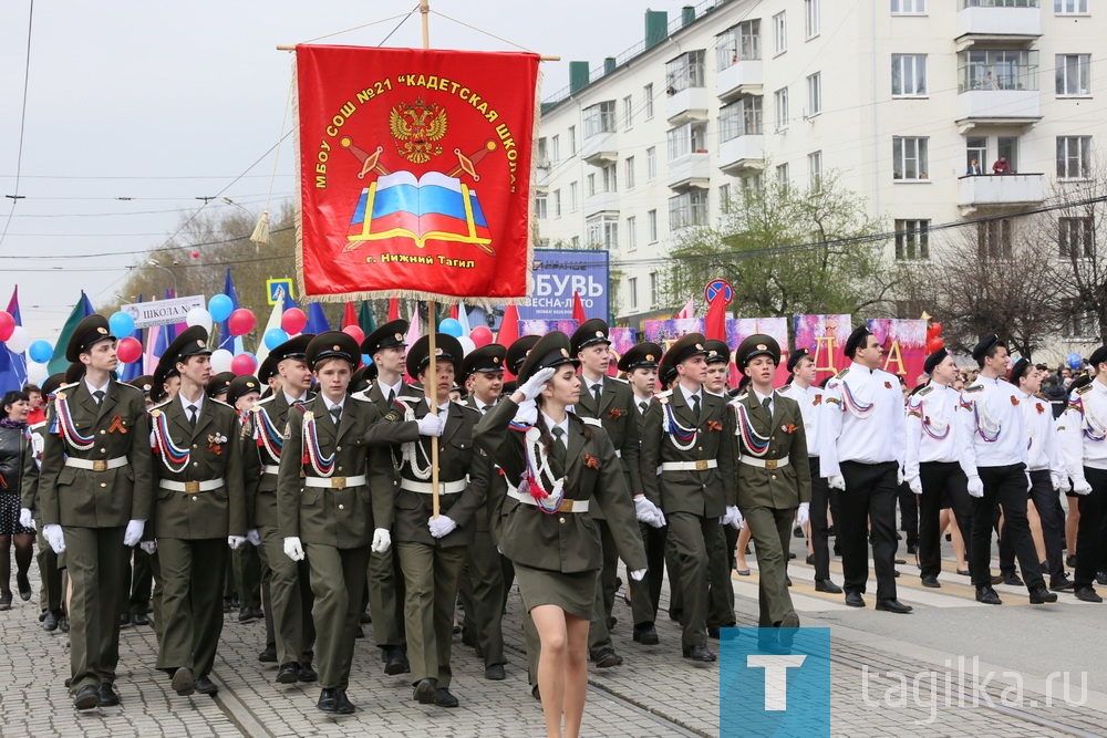 Тагильские школьницы-подростки примерили на себя халаты медсестер, прошли курсы санитарных дружинниц. Днем они учились, а по вечерам шли в свою родную школу, помогать ухаживать за ранеными, кормить лежачих больных, писать письма. 

В годы войны среди подростков стало необыкновенно массовым тимуровское движение. Тагильские пионеры пилили и кололи дрова для школ и больниц, помогали семьям фронтовиков готовиться к зиме. Главной заботой тимуровцев была помощь раненым бойцам и семьям красноармейцев. 

Школьники Тагила собрали тысячи тонн лома черного металла, принимали участие в строительстве знаменитой комсомольской домны, собирали вещевые посылки на фронт, после уроков и в дни каникул работали, а заработанные деньги вносили в фонд обороны. Всеми силами они помогали приближать Победу над врагом.

Сейчас в нашем городе - 65 школ, в которых учатся более 37 тысяч юных тагильчан. 

В системе образования Нижнего Тагила трудится более десяти тысяч человек, из них шесть тысяч – педагоги. Образованию нашего города есть чем гордиться. Девяти образовательным организациям присвоен статус инновационной площадки Свердловской области. Гимназия № 18 и начальная школа-детский сад № 105 стали победителями Федерального грантового конкурса в области развития и модернизации образования.

Политехническая гимназия ежегодно входит в ТОП-200 школ, обеспечивающих высокие возможности развития способностей учащихся, и в ТОП-10 школ России по результатам математического и социально-гуманитарного образования.

Школа № 61 входит в пятерку лучших школ России, развивающих ученическое самоуправление. Школа № 75/42 – обладатель Золотой медали Национальной премии «Элита Российского образования» за выдающиеся достижения, высокий профессионализм и творческую инициативу.

Гимназия № 86 - обладатель Национальной Премии в области культуры и искусства «БУДУЩЕЕ РОССИИ». Школа № 49 - призер Открытого чемпионата Свердловской области «Молодые профессионалы».

880 тагильских педагогов награждены государственными наградами Российской Федерации.