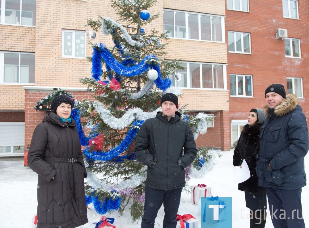 Готовимся к встрече Нового года. Уральский проспект 85