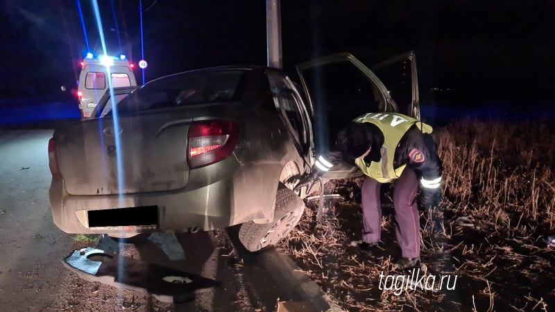 На улице Алтайской машина врезалась в электроопору, погибла пассажирка