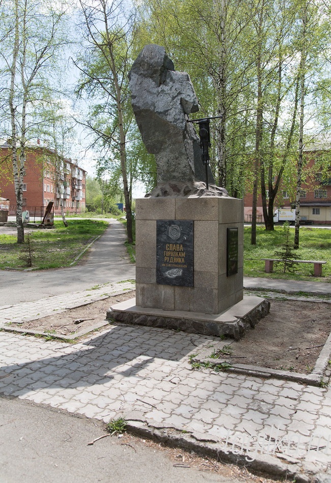 "Шахтёрский скверик"

Середина дня. В Шахтерском сквере у Дворца национальных культур отец гуляет с дочкой, которая учится кататься на велосипеде. Участки в детском саду обрабатывают от клещей – попросили забрать детей пораньше. И куда, как не в сквер, пойти молодому папе на прогулку с ребенком? Вечером, правда, сюда лучше не показываться – веселые компании устраивают разгул. А вот днем здесь неплохо – всего одна группа сидит поодаль и ведет себя вполне миролюбиво. Только вот мусор кругом – не только в траве, но и на дорожках, по которым бегают и катаются дети. Разбитые бутылки, коробки от съестного, рекламные листовки. За лавочкой – даже комплект старого нижнего белья.