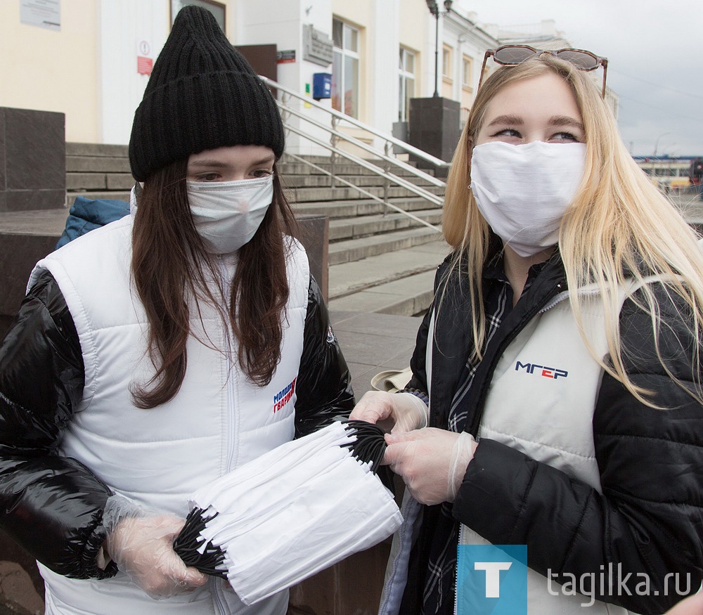 Волонтеры Нижнего Тагила раздают бесплатные многоразовые маски