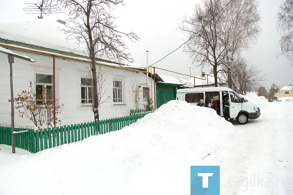 Активнее других перехо-
дят на газ жители частно-
го сектора в таких микро-
районах, как Голый Камень, ведь
там нет центрального отопле-
ния. На днях мы побывали на
улице Рябиновой вместе с на-
чальником комплексной эксплу-
атационной службы (КЭС) Вале-
рием Шушпановым