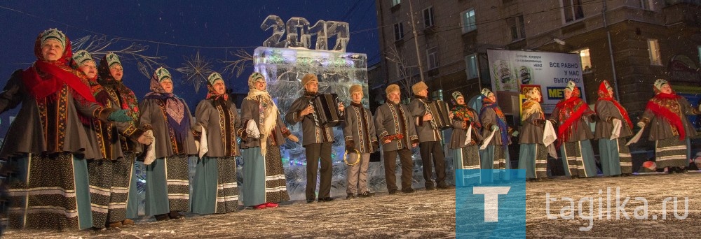 В концерте были задействованы творческие коллективы Дворца культуры «Юбилейный». Юные зрители участвовали в играх, танцевали, катались на лошадях, выстраивались в очередь, чтобы покататься на горках. Дед Мороз и Снегурочка зажгли огни на елке и подарили гостям праздничный фейерверк.