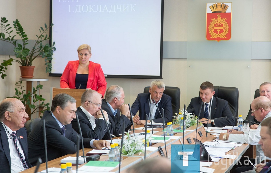 В 2015 происходило обновление автобусного парка. По 61 маршруту, включенному в единую маршрутную сеть города, осуществляли перевозки 4 транспортных предприятия. Убраны с дорог 160 устаревших «Газелей». Субсидию на приобретение новых вагонов получил «Тагильский трамвай». Продолжалась перевозка льготников. 

В итоге Счетная палата и депутаты признали отчет главы города достоверным и прозрачным. А деятельность администрации в 2015-м удовлетворительной. 

Анжела Голубчикова
Фото Сергея Казанцева