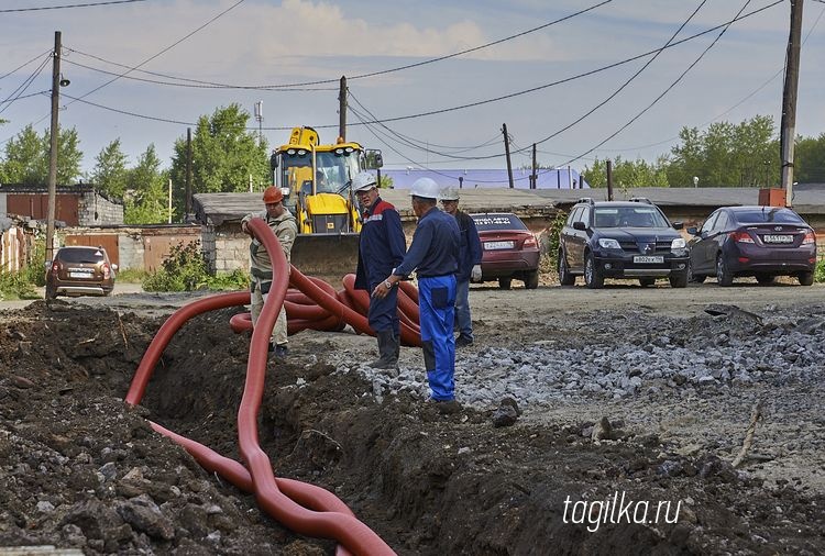 На улице Дарвина монтируют резервные каналы для электроснабжения 