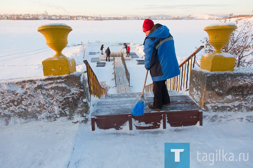 За безопасностью будут следить также спасатели, водолазы и медики.

Полиция и волонтеры проконтролируют, чтобы большая часть посетителей ожидала на берегу, а купающиеся шли к проруби по очереди.

Согласно данным Гидрометцентра, в этот день ожидается температура  до минус 20 градусов.