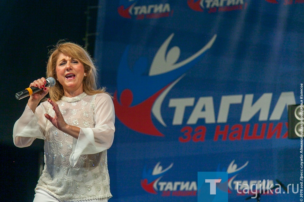 Выступление группы BACCARA. Фото ИльИ КОЛЕСОВА

. Многие с интересом ждали выхода на сцену группы BACCARA. Популярный в конце 70-х годов прошлого века испанский дуэт официально распался еще в 1981-м, и обе солистки неоднократно пытались восстановить коллектив, выступая с другими партнершами, но
с прежним репертуаром. По словам организаторов и данным с
музыкальных сайтов, ради больших концертов и масштабных
ретро-дискотек группа на время воссоединяется и не стоит бояться «дублеров». 