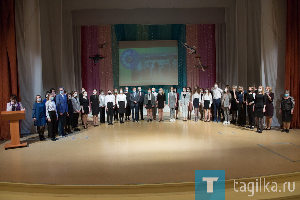 В рамках торжественного мероприятия состоялась церемония чествования победителей и полуфиналистов всероссийского конкурса «Большая перемена». Семь тагильских школьников: Диана Домрачева и Валерия Золотарева (Политехническая гимназия), Дарья Родина (Гимназия №86), Алена Коваль (школа №1), Алина Перевощикова (школа №5), Дмитрий Свахин (школа №75/42) и Анастасия Исакова (школа №64) стали победителями конкурса, финал которого проходил в международном детском центре «Артек». Победители и полуфиналисты получили из рук главы города грамоты и памятные подарки.