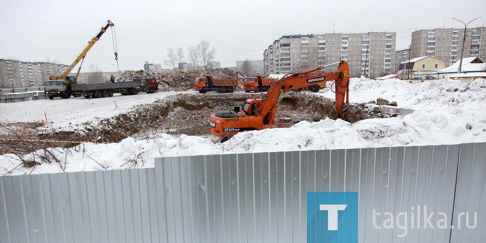 
Строительство одноподъезд-
ного восьмиэтажного дома на
79 квартир завершится во вто-
рой половине 2018 года. Про-
ектом предусмотрено благо-
устройство прилегающей тер-
ритории: появятся парковка и
большая детская площадка.