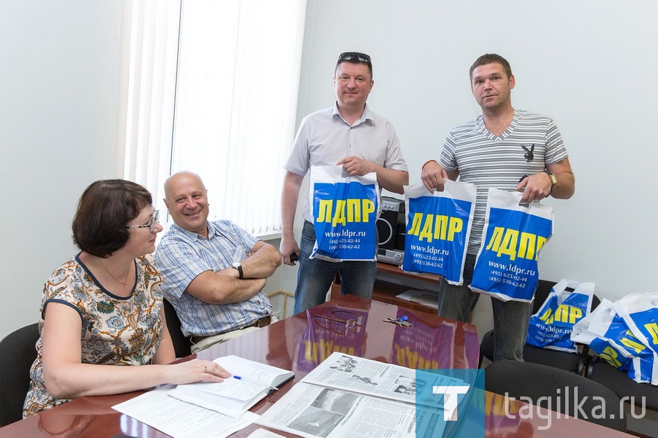 ЛДПР поздравляет сотрудников редакции "Тагильский рабочий"