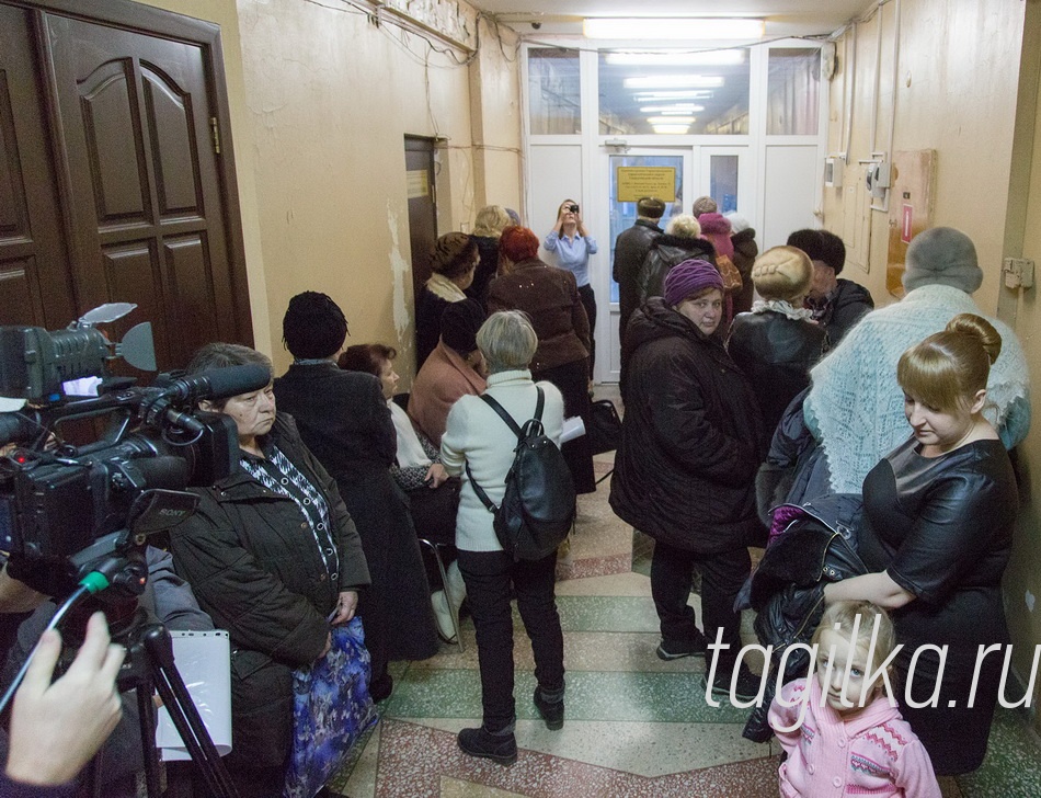 В результате работы прием-
ной хорошо видно, что сейчас
больше всего беспокоит горо-
жан в их реальной повседнев-
ной жизни. Почти каждый вто-
рой вопрос - на коммунальную
тему: затянувшиеся споры по
начисленным суммам за воду,
электричество, плохо сделан-
ные ремонты. Словом, все то,
что могло бы решаться на этапе
общения с управляющими ком-
паниями или ресурсоснабжаю-
щими организациями. Но вы-
лилось в долговременный кон-
фликт сторон.