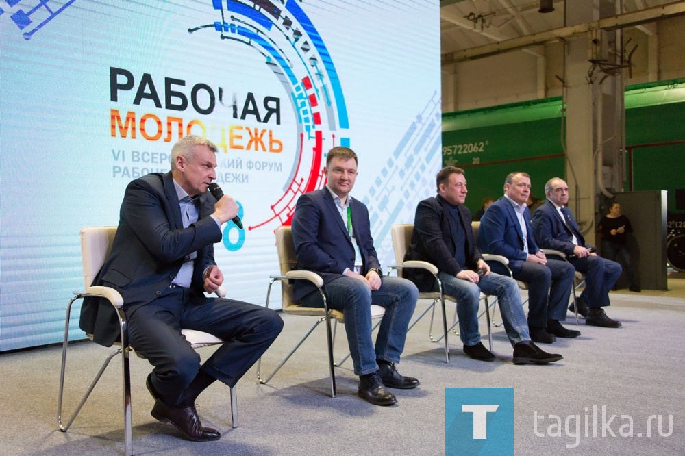 Отвечая на последний вопрос, глава Нижнего Тагила Сергей Носов отметил рост требований тагильчан к качеству городской среды.
- Тема комфортной городской среды очень актуальная. У людей есть потребность <в ее изменении>. Есть четкое понимание у администрации президента ориентироваться на запросы и диалог с гражданами. Значимость общественных территорий высокая, они объединяют жителей города и могут стать их гордостью. Тагильская набережная стала символом Нижнего Тагила и уровнем, ниже которого опускаться нельзя, иначе люди не поймут. Горожане гордятся этим, привыкают и начинают спрашивать дальше. Это правильно, и наша задача как городских властей это организовать, - отметил Сергей Носов.
