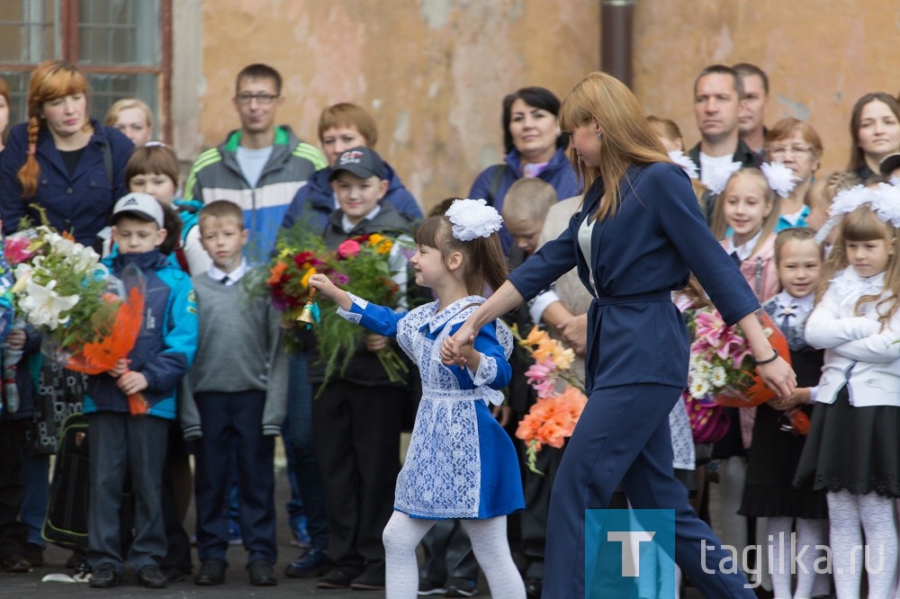 Алина Ширшова - одна из лучших учениц. Ответственная, дисциплинированная, помощник классного руководителя. Именно ей доверили подать первый звонок вместе с первоклассница.