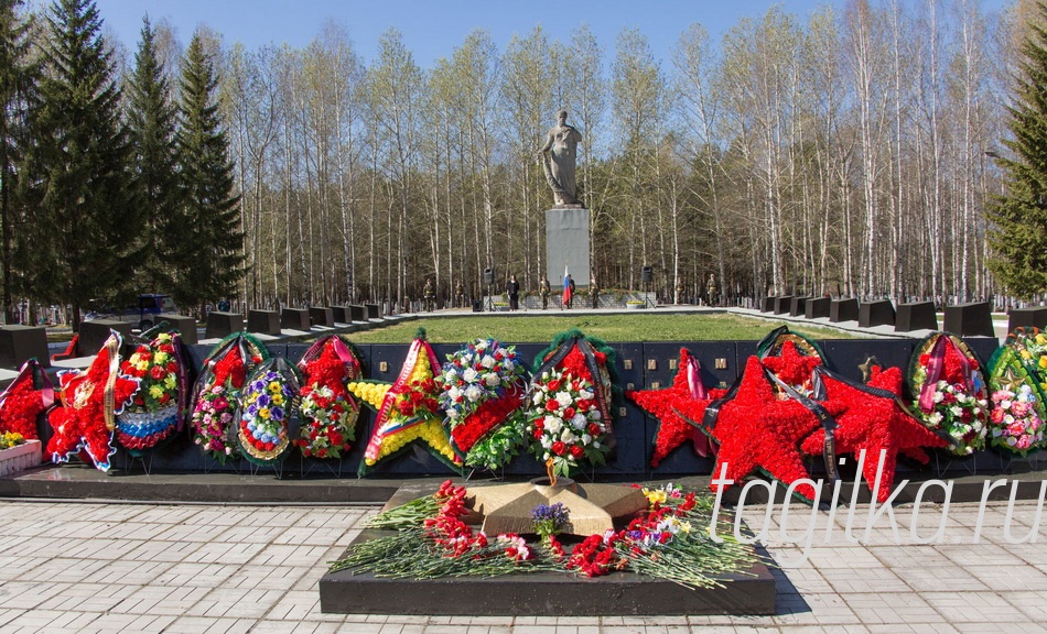 Митинг на мемориале центрального городского кладбища «Рогожино»

В завершении торжественного мероприятия его участники почтили минутой молчания память погибших солдат и возложили цветы к вечному огню.

Пресс-служба Администрации города
Фото Сергея Казанцева