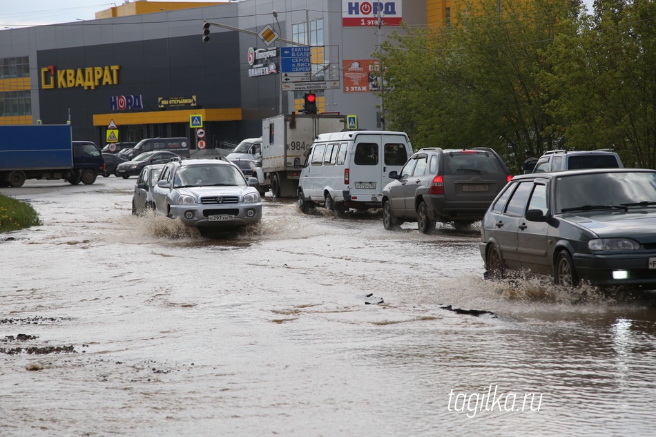 Перекресток Пархоменко и Серова в Нижнем Тагиле ушел под воду