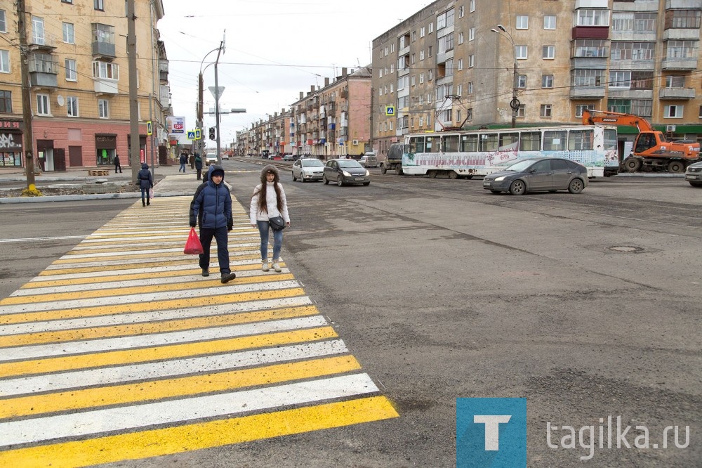 Часть маршруток едет по новой дороге, остальные - по-прежнему в объезд.

По словам читателей, возникает путаница с остановками, не понятно, где ожидать транспорт.
