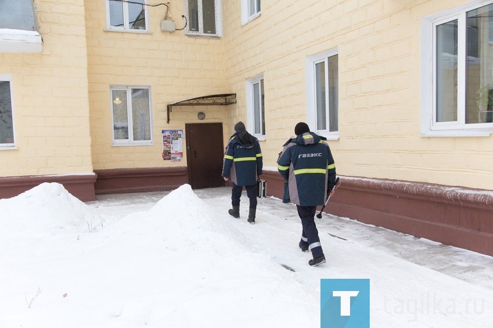 Совместный профилактический рейд в домах, где жители  могут применять в быту баллоны с сжиженным газом, провели сегодня  сотрудники Госпожнадзора, ГАЗЭКСа, полиции и Центра  защиты населения. Тагильчан снабжали памятками безопасной эксплуатации  газового и электрического оборудования с телефонами экстренных служб.