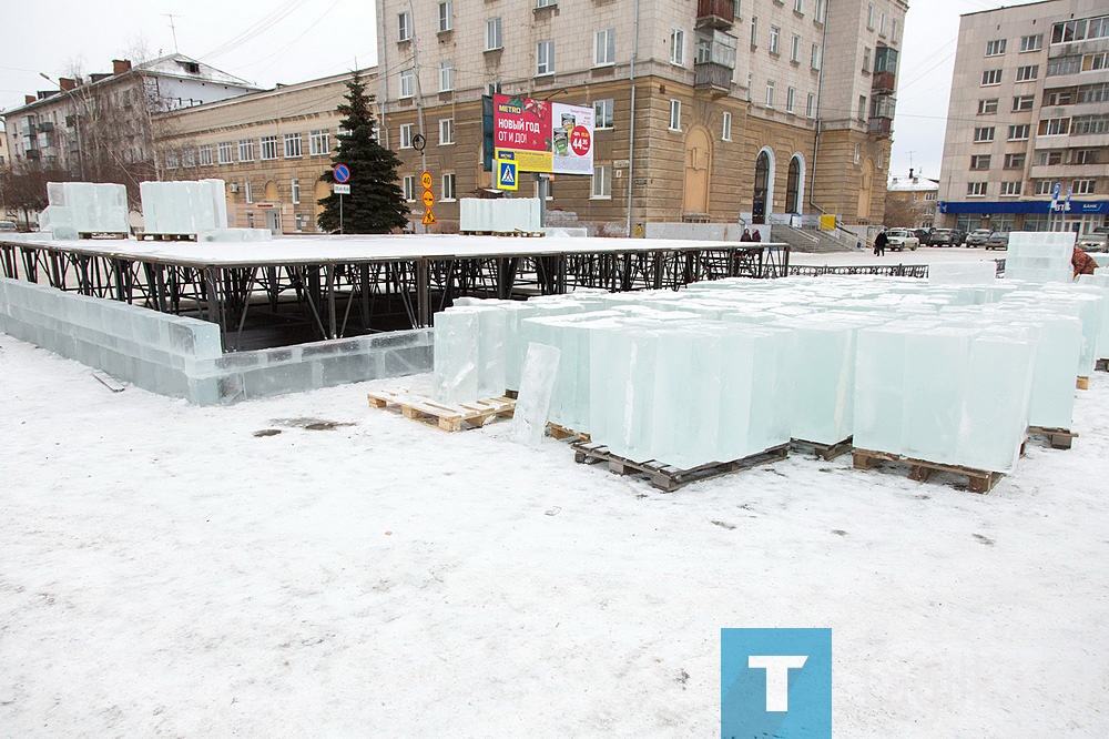 На Театральной площади приступили к строительству снежного городка