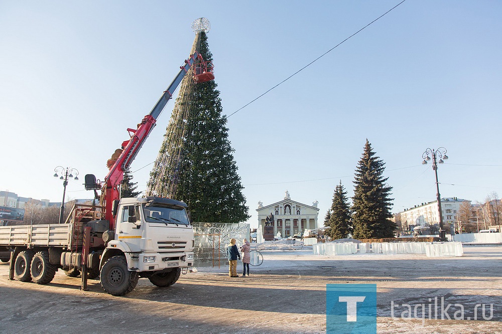 На Театральной площади идет строительство ледового городка