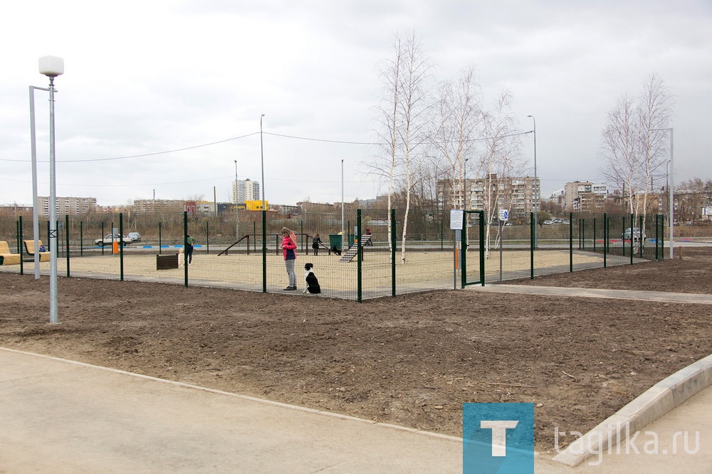 В парке «Народный» открылась площадка для выгула собак. Она была оборудована еще осенью, но начала работу только на прошлой неделе. На огороженной территории собаки могут побегать, поиграть, а также осваивать курс общей дрессировки и аджилити. Для спорта с питомцем установлены специальные снаряды. От владельцев требуется соблюдать тишину после 22.00 и убирать за своими животными.