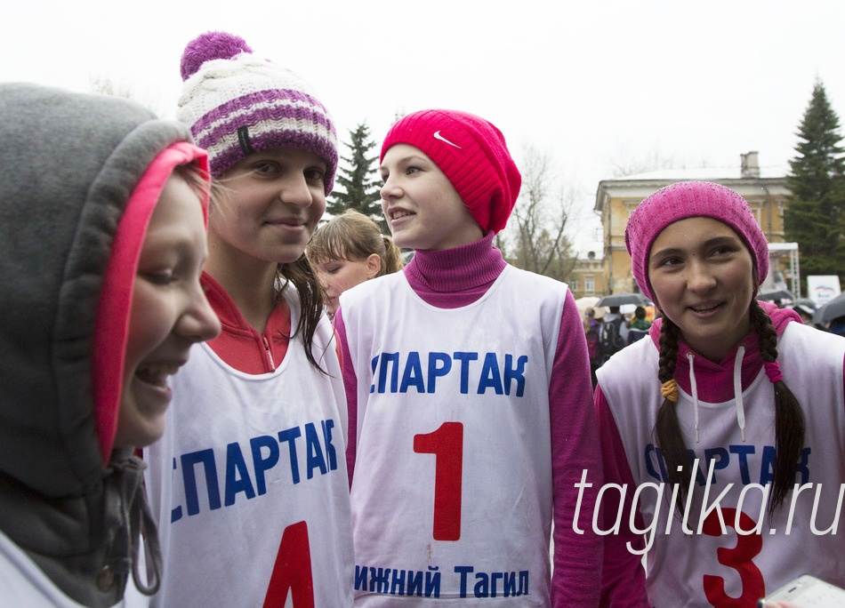 КРОСС НАЦИИ

Тагильчан заявилось так много, что их пришлось разделить по забегам в зависимости от возраста. Ожидая своего старта, юные легкоатлетки Соня Зыкова, Аня Некрасова, Диана Котельникова, Лера Зенкова не теряли времени зря.

- Пробежали один круг, посмотрели дистанцию, - говорят девочки. – Самое главное – размять ноги, чтобы не выдохнуться в первую же минуты. Мы рады бежать в такую погоду, для нас это что-то новенькое.