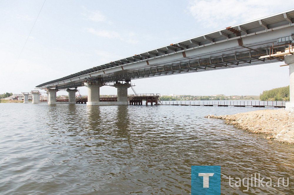 Мост свяжет два крупных района Нижнего Тагила - Дзержинский и Тагилстроевский. Новая транспортная развязка соединит Северное шоссе и ГГМ. В результате тагильчане получат возможность быстрее добираться по объездной дороге из одного района в другой. Кроме того, по новой магистрали сможет проезжать крупногабаритный транспорт, минуя центральные улицы города. В конечном итоге это должно положительно сказаться на экологии муниципалитета. Появление моста через Тагильский пруд также позволит начать ремонт плотины на улице Челюскинцев. Сейчас по ней проходит единственная дорога, соединяющая центр города и ГГМ, сообщает пресс-служба мэрии.

