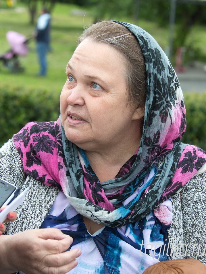 - С будущим мужем познакомились на заводе металлоконструкций. Коля был самым красивым сварщиком и секретарем парторганизации, а я секретарем комсомольской организации, - вспоминает Галина. – Я закончила пединститут, стала учительницей. А муж всю жизнь так на сварке и проработал. Вырастили пятерых детей. Нам было трудно, но современной молодежи еще сложнее. Много соблазнов, искушений. Если нет стержня, легко заблудиться в этом мире. А ведь всего нужно добиваться только своим трудом.