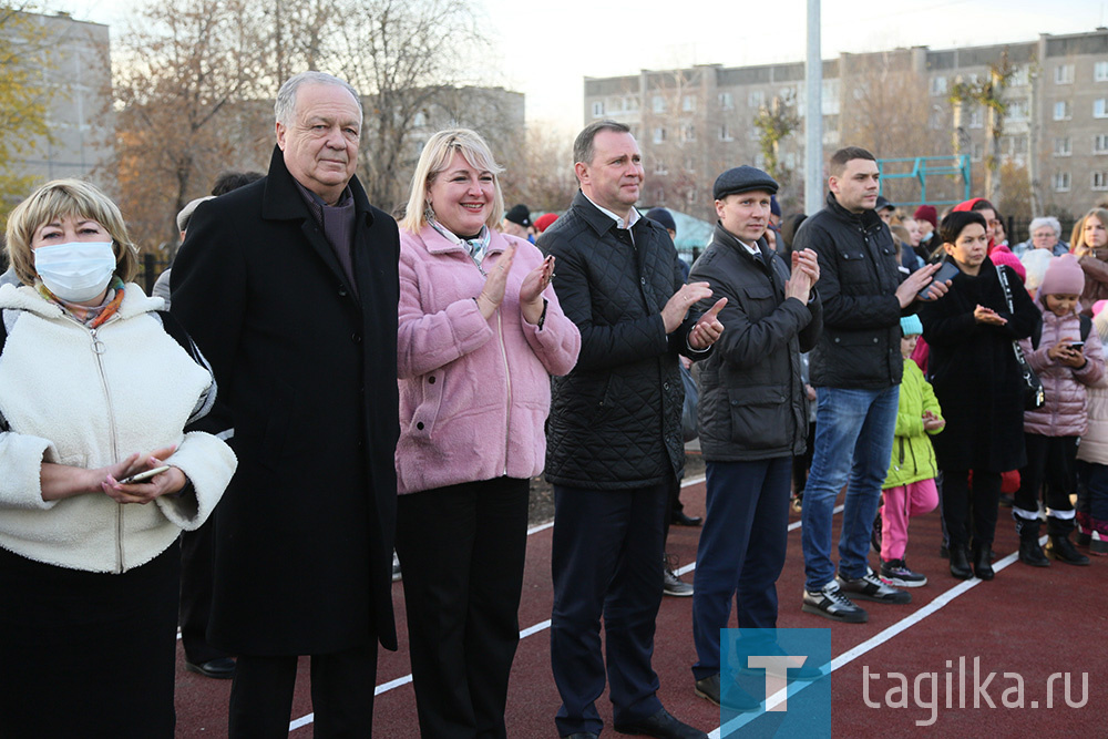 В 13-й школе сегодня торжественно открылась новая спортивная площадка