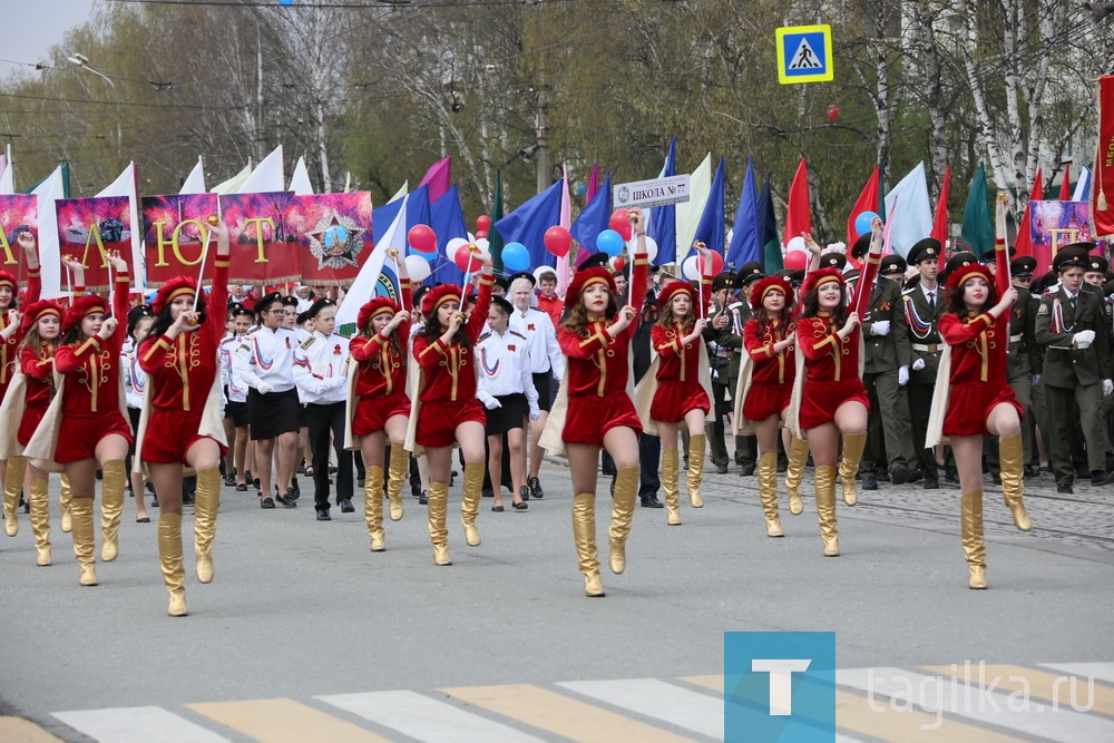 В годы Великой Отечественной войны тагильские дети и подростки учились и трудились во имя Победы. Многие со школьной скамьи уходили на фронт. 
В сентябре 1941 года в Нижнем Тагиле было 54 школы. В семи из них разместились военные госпитали. Госпитальными палатами, перевязочными и операционными стали классные комнаты в школах № 1, 6, 9, 18, 23, 25, 33. 
