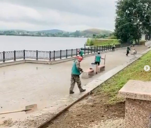 Потоки воды размыли грунт в Тагильской лагуне